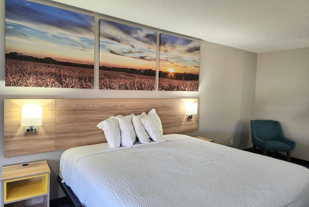 King Room - Non-Smoking interior
